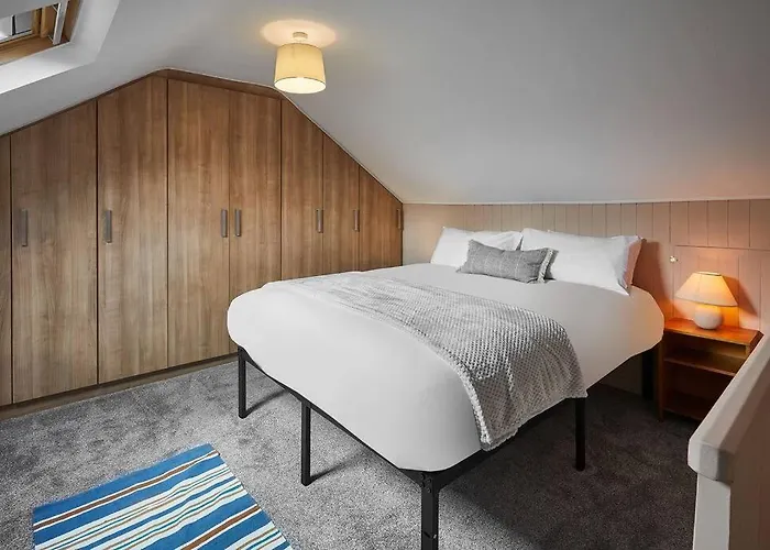 Oswy Street, Whitby. Sleeps Up To 7 Guests