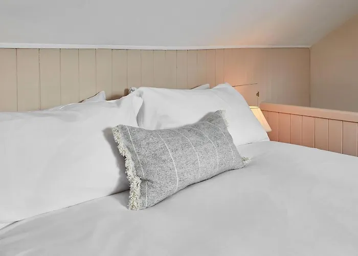 Oswy Street, Whitby. Sleeps Up To 7 Guests