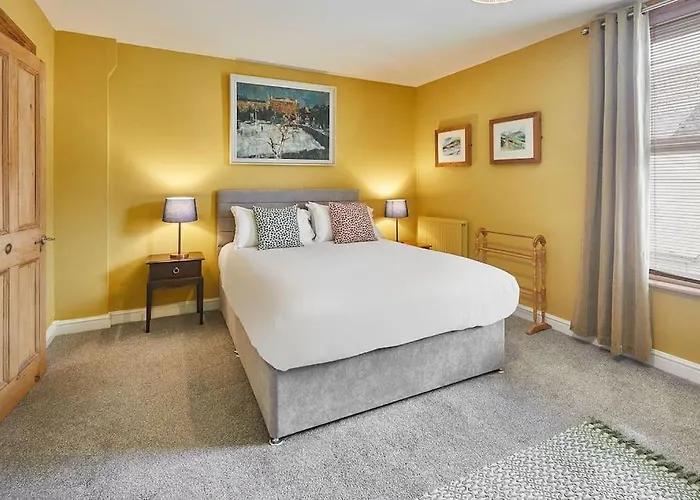 Oswy Street, Whitby. Sleeps Up To 7 Guests