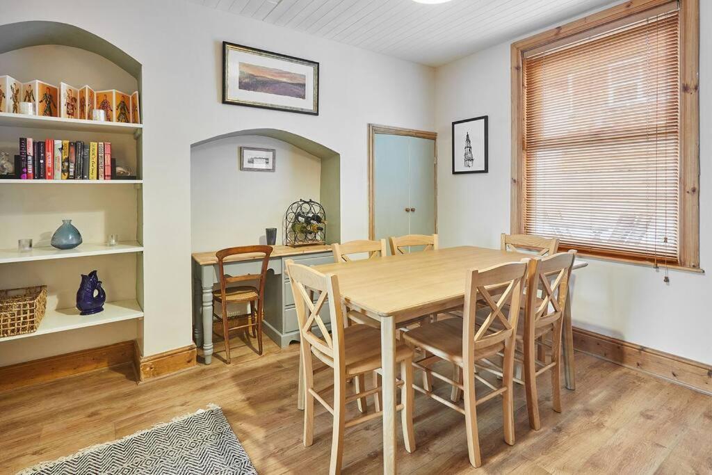 Oswy Street, Whitby. Sleeps Up To 7 Guests Holiday home